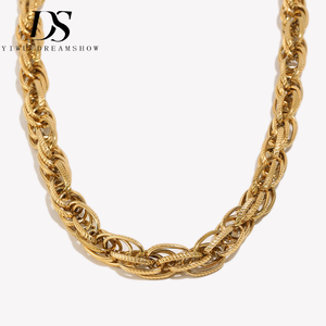 Collana Artigianale Dreamshow con Anello, Placcata in Oro, Acciaio Inossidabile, Impermeabile, con Finitura PVD, Design 'Abbracci e Baci' e 'Nido' - Product Image 1