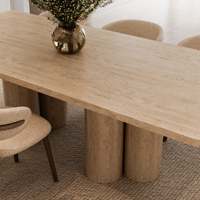 Table à manger en travertin Forte de Kumusi Furniture