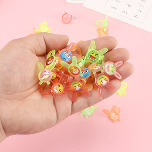 Mini anillos de plástico con expresiones de dibujos animados para niños, juguetes de rol, 4-6 años, unisex - Product Image 1