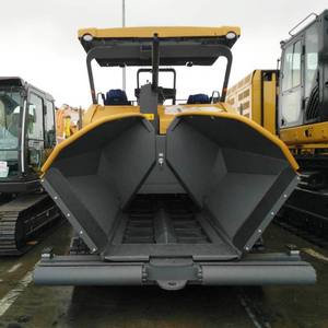 Réduction massive de 12 000 $ sur les équipements de construction et de pavage, notamment les finisseuses d'asphalte RP602 et RP603 avec pièces de rechange, en vente. - Product Image 2