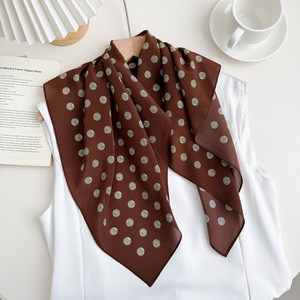 Écharpe carrée en soie de mûrier style Hepburn français pour femme, motif pois marron rétro, collection Printemps 2025, fabriquée à Hangzhou - Product Image 2