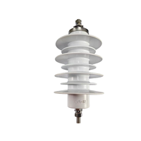Parafoudre universel pour la protection des poteaux de distribution contre les dommages causés par les oiseaux