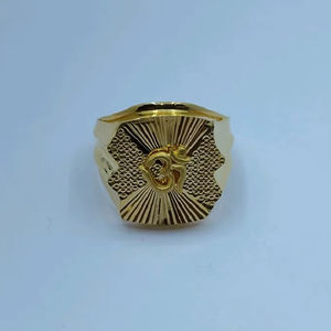 Anillo de sello para hombre en oro con diseño de cabeza de león, cara cuadrada audaz, patrón texturizado de rayos de sol, anillo llamativo para hombre, joyería de lujo. - Product Image 3