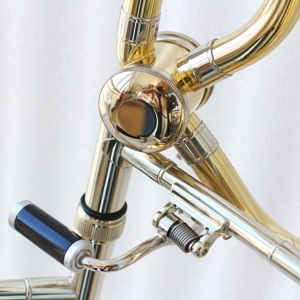 Trombone ténor professionnel <span class=keywords><strong>de</strong></span> haute qualité Bb/F <span class=keywords><strong>en</strong></span> laiton laqué clair avec glissière manuelle et pistons <span class=keywords><strong>en</strong></span> acier inoxydable OEM - Product Image 5