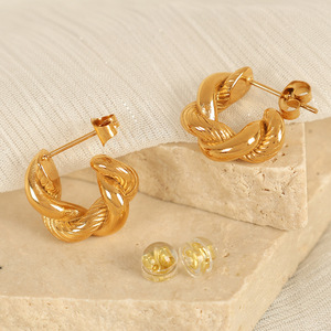 ต่างหูแบบห่วง ชุบทอง 18K ไทเทเนียมสตีล ดีไซน์บิดเกลียว รูปทรงตัวยู แฟชั่นสไตล์ไม่สมมาตร - Product Image 2