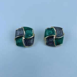 कस्टमाइज्ड पुरुषों के शेल्ड स्टड किए गए लोगो शर्ट में धातु मिश्र धातु बटन जस्ता चढ़ाना कस्टम पैटर्न सिलाई कपड़े को कवर करते हैं। - Product Image 2