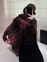 Châle triangulaire à carreaux pour femme, poncho imitation cachemire avec pompon sur un côté
