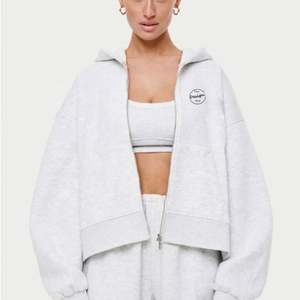 Vente en gros de sweat à capuche avec fermeture éclair et épaules tombantes en tissu éponge 100% coton pour femmes avec options de logo personnalisables - Product Image 5