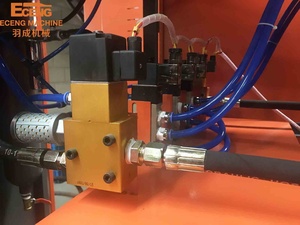 Giá thấp Chai PET thổi máy nhỏ eceng YC-2L-2/800bph bán tự động Chai thổi máy Pet thổi đúc máy - Product Image 6