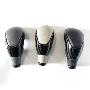 Poignée de levier de vitesses automatique Peugeot 3008 en fibre de carbone, design ergonomique, couleurs noir, gris et clair - Product Image 5