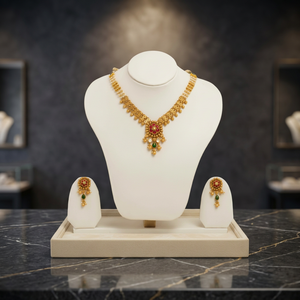 Ensemble collier style temple avec pierres rouges et vertes, pendentif perle et boucles d'oreilles assorties, or, pour mariage. - Product Image 5