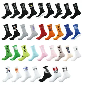 Vente en gros de chaussettes lettres logo mots 100% coton chaussettes de sport en vrac lettre patchwork chaussettes de course décontractées avec texte drôle