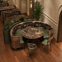 Banc demi-rond en rotin vert foncé pour restaurant commercial, ensemble table et chaises de café pour espaces de restauration asiatiques et occidentaux