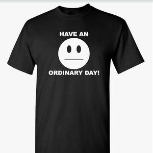 เสื้อยืดผู้ชายลายสโลแกนเสียดสี "มีวันธรรมดา" ลายกราฟิกหน้ายิ้มตลกๆ ผ้าฝ้าย แขนสั้น - Product Image 1