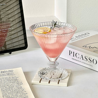 Verre à cocktail créatif à rayures gaufrées, tasse à martini en triangle à pieds courts, multi-usages pour les boissons de dessert à la crème glacée