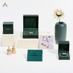 Caja de Empaque para Joyería Auralux de Lujo en Color Verde con Logo Personalizado para Pulsera, Aretes, Colgante, Anillo y Collar - Product Image 5