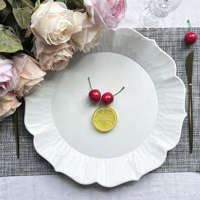 Assiettes de présentation élégantes en plastique blanc pour mariage, banquet, fête, avec bordure florale ondulée