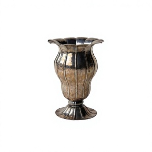 Vase en métal martelé à bord festonné, forme urne cannelée, base sur pied, décor argenté, pour fleurs et décoration événementielle - Product Image 1