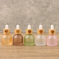 Flacon compte-gouttes en verre cylindrique pour huiles essentielles, faible MOQ, avec bouchon à vis en bambou naturel, 10 ml, surface givrée, mini format de luxe