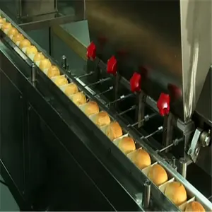 Máquina de llenado horizontal lateral de rollo de huevo automático, croissant, donut, swiss roll, waffle