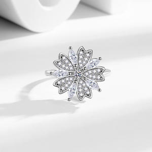 Anillo Giratorio con Flor y Circonita, Anillo de Trébol Giratorio con Circonita 5A, Joyería de Lujo, Regalo de Compromiso - Product Image 1