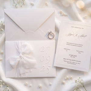 Carte d'invitation de <span class=keywords><strong>mariage</strong></span> de luxe <span class=keywords><strong>en</strong></span> papier de coton texturé blanc avec monogramme <span class=keywords><strong>en</strong></span> relief, manchon <span class=keywords><strong>en</strong></span> mousseline avec nœud, double bordure, impression personnalisée - Product Image 1