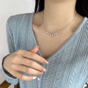 Collar con colgante de cinco círculos con cuentas de superficie pulida y cadena de eslabones chapada en oro de 18 quilates y rodio sobre plata S925, diseño delicado Dylam para mujer - Product Image 4