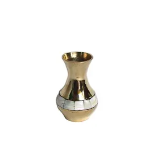 带镜面抛光的金属花瓶，用黄铜制作，配珍珠母马赛克家居装饰