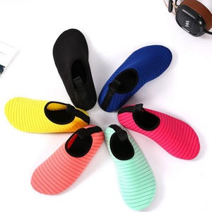 Chaussures <span class=keywords><strong>de</strong></span> plage pour hommes et femmes <span class=keywords><strong>pas</strong></span> chères chaussures <span class=keywords><strong>de</strong></span> natation spandex/pieds nus à semelle souple antidérapantes pour la plongée printemps et été - Product Image 2