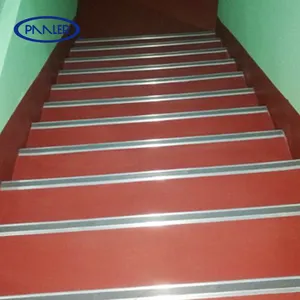 Embouts d'<span class=keywords><strong>escalier</strong></span> modernes flexibles et antidérapants en PVC aluminium <span class=keywords><strong>Bande</strong></span> de bordure en métal pour carrelage Bord de marche antidérapant avec nez élégant - Product Image 5