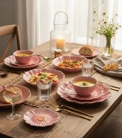 Service de table en céramique rose corail à motifs floraux, assiettes et bols faits à la main pour les repas quotidiens et la présentation des desserts