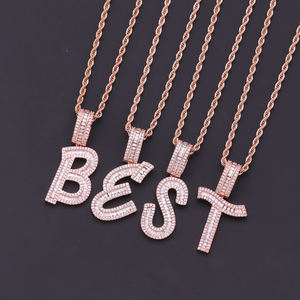 Venta al por mayor de moda Bling Latón chapado en oro Baguette Zircon 26 letras colgante collar para Mujeres Hombres Iced Out inglés encanto joyería - Product Image 1