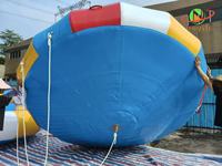 Jouet aquatique gonflable commercial rotatif et tractable pour usage extérieur