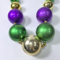 Colliers de mode en gros, colliers de perles violettes, dorées et vertes, décorations de fête de carnaval, perles à lancer pour défilés