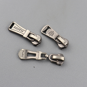 Chất Lượng Cao Ba Lô #3 #5 #8 4 5 4.5 Kẽm Hợp Kim <span class=keywords><strong>Zip</strong></span> Kéo Dây Kéo Thanh Trượt Đầu Kim Loại Tùy Chỉnh Thép Không Gỉ Dây Kéo Puller - Product Image 3