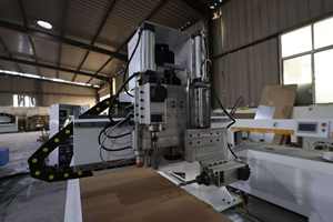 Centre de traitement de portes en bois CNC industriel avec fonction de perçage de serrures, 3 têtes de gravure, haute précision, moteur 380V, garantie 1 an - Product Image 3