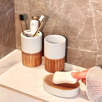 Distributeur de savon en céramique blanche avec pompe Ensemble de gobelets pour brosse à dents à rayures orange pour toilettes d'hôtel modernes compacts avec design décoratif