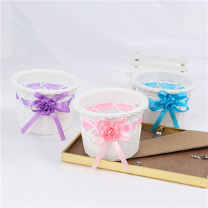 Wen Hope Mini cesta de flores de plástico redonda de 9,4 cm, blanca con lazo de cinta, decoración de escritorio para el hogar, jardinería, recuerdos de fiesta - Product Image 1