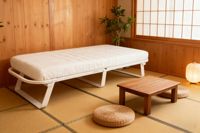 Le cadre de lit pliable en métal blanc peut être plié à un grand angle et convient au repos de midi au bureau