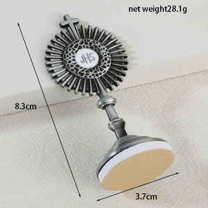 Adornos Artesanales Católicos al por Mayor, JHS Venta al por Menor, Artesanías Metálicas de Escritorio, Muebles para Oficina y Hogar, Grabado Plateado - Product Image 2