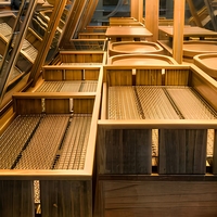 Vitrine d'îlot de boulangerie personnalisée avec cadre en bois et verre trapézoïdal incliné pour pâtisserie