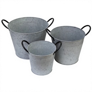 Ensemble de 3 jardinières rondes en métal galvanisé modernes, pots à fleurs en zinc à nervures avec poignée noire pour la décoration intérieure et extérieure du jardin - Product Image 1