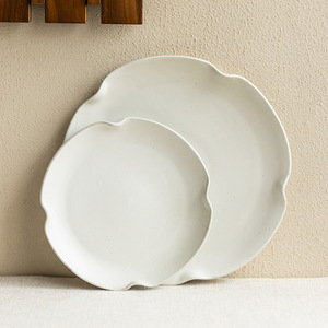 <span class=keywords><strong>Set</strong></span> di <span class=keywords><strong>Piatti</strong></span> in Ceramica Bianca Smaltata a Forma Irregolare 2026, <span class=keywords><strong>Set</strong></span> di <span class=keywords><strong>Piatti</strong></span> Decorativi in Ceramica Opaca con Bordo Ondulato per Matrimoni ed Eventi - Product Image 1
