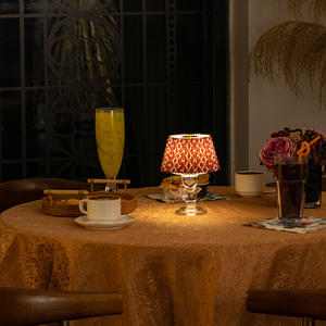 โคมไฟตั้งโต๊ะแบบกะทัดรัดหรี่แสงได้ไฟ RGB ดีไซน์ทันสมัยสำหรับใช้ในบ้านและโรงแรม - Product Image 4