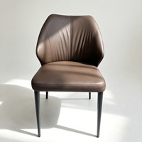 Chaise de salle à manger ergonomique en cuir de design italien moderne, durable, avec dossier plissé et pieds en acier inoxydable pour villa
