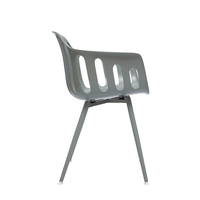 Chaise de salle à manger moderne en plastique creux avec accoudoirs, design ergonomique stable, siège et dossier en plastique durable, pieds en métal pour mobilier domestique