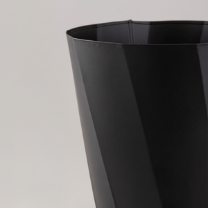 Cubo de basura negro poligonal con pedal de pie superior abierto 30L/50L/80L contenedor de acabado de capa de polvo de hierro galvanizado para uso en exteriores de oficina - Product Image 1