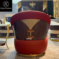 Fauteuil d'appoint capitonné en cuir rouge glamour avec base en métal doré, chaise de salon individuelle de luxe pour villa