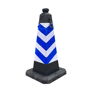 Cône de signalisation en caoutchouc robuste avec bande réfléchissante bleue et blanche en chevron pour zones de construction, à poser au sol - Product Image 2