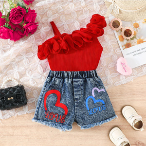 Nuovi Arrivi 2026: Set Casual per Bambine con Top Monospalla e <span class=keywords><strong>Shorts</strong></span> in Denim con Stampa a Cuori - Product Image 3